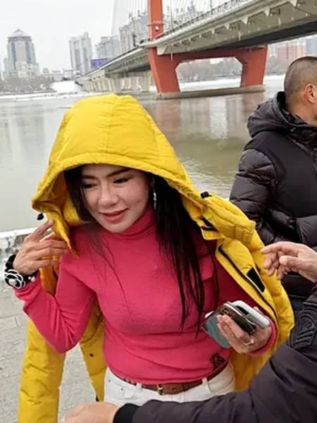 丹丹跳完舞冷了粉丝赶紧给丹丹送上棉袄辛苦了红格子丹丹曳舞168