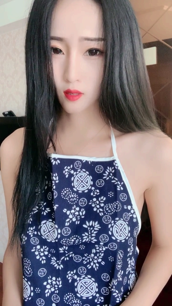 小妹妹帮男朋友让给姐姐好不好?