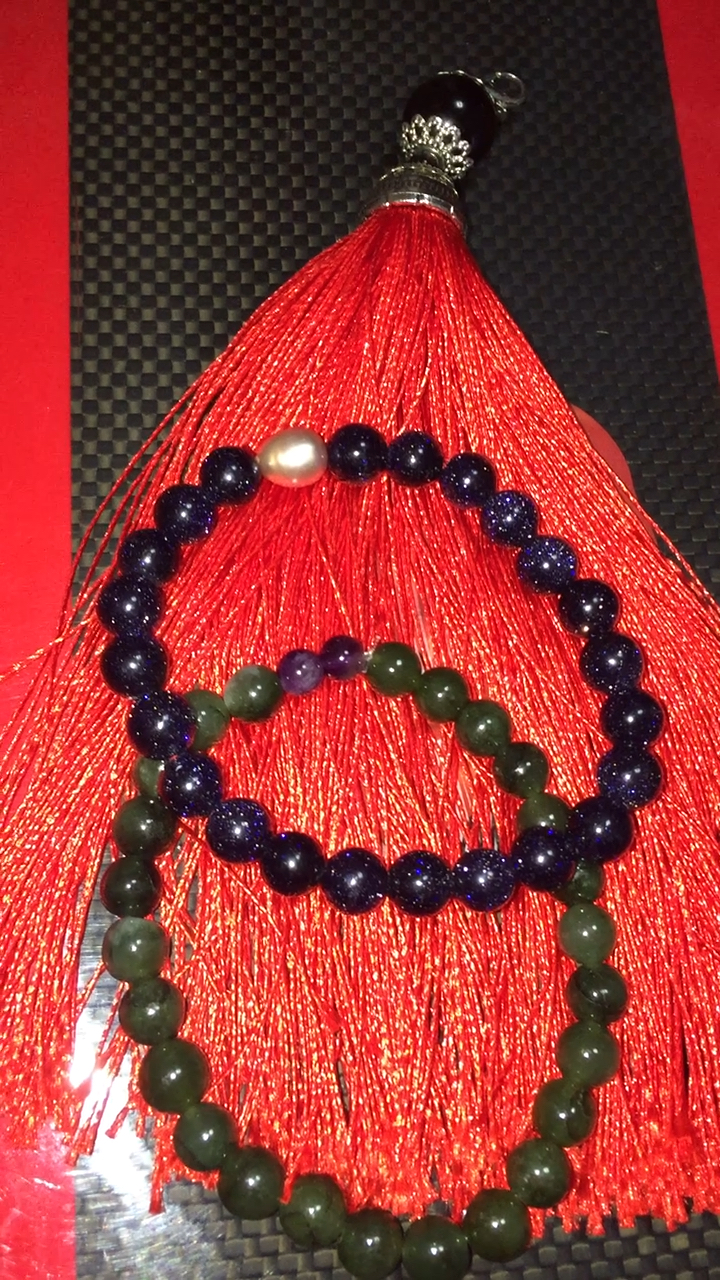 妈妈的手链穿好了,蓝沙晶很漂亮!