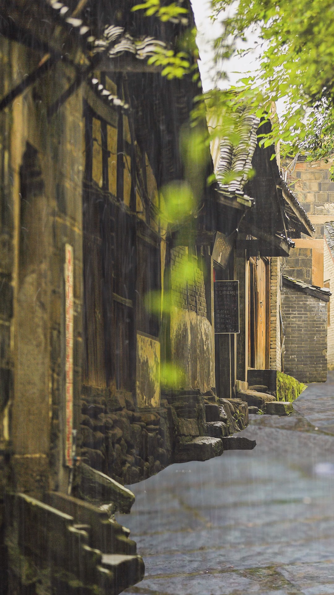 听雨是一种宣泄,看雨是一种解压,多情的江南, 一抹