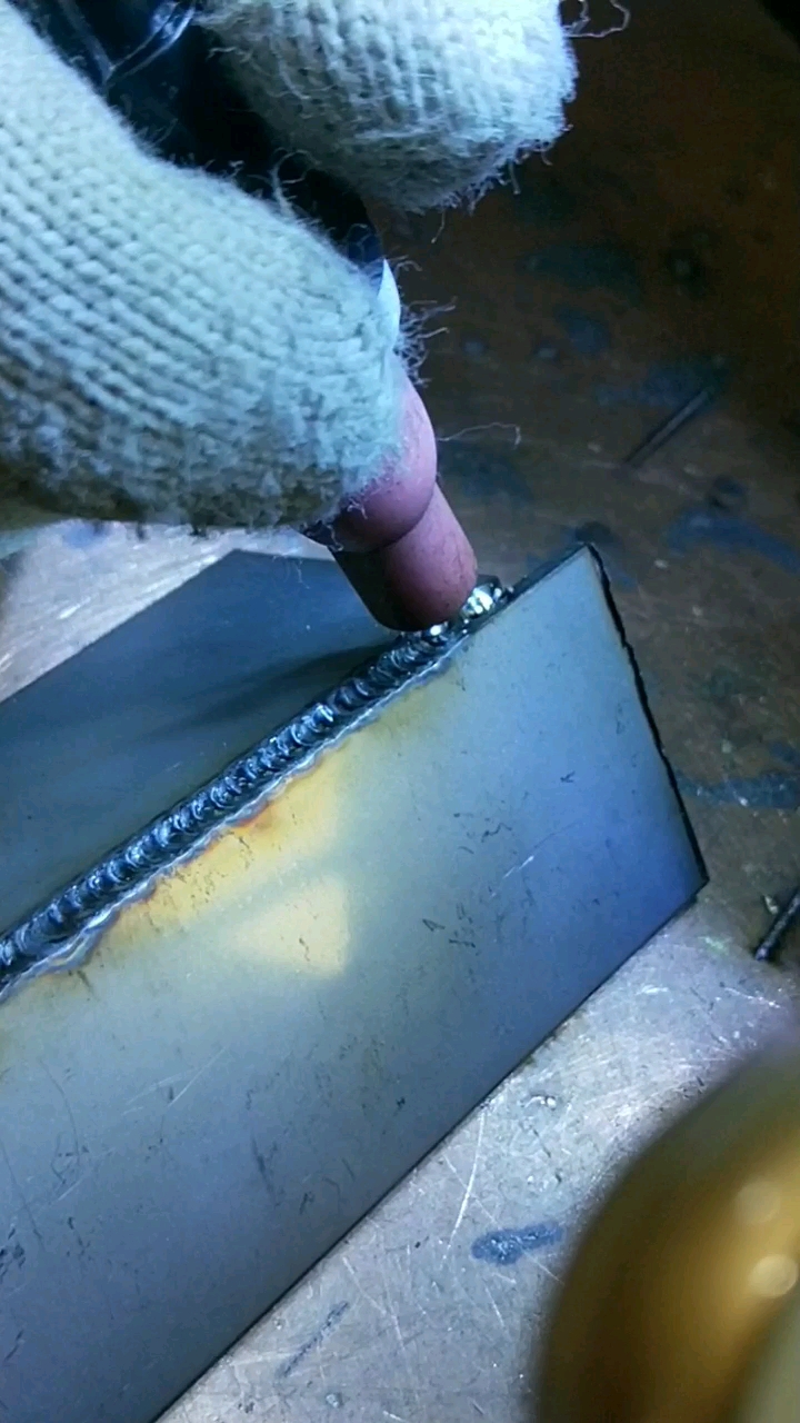 3.0钢板外角焊接,焊点依旧白亮!