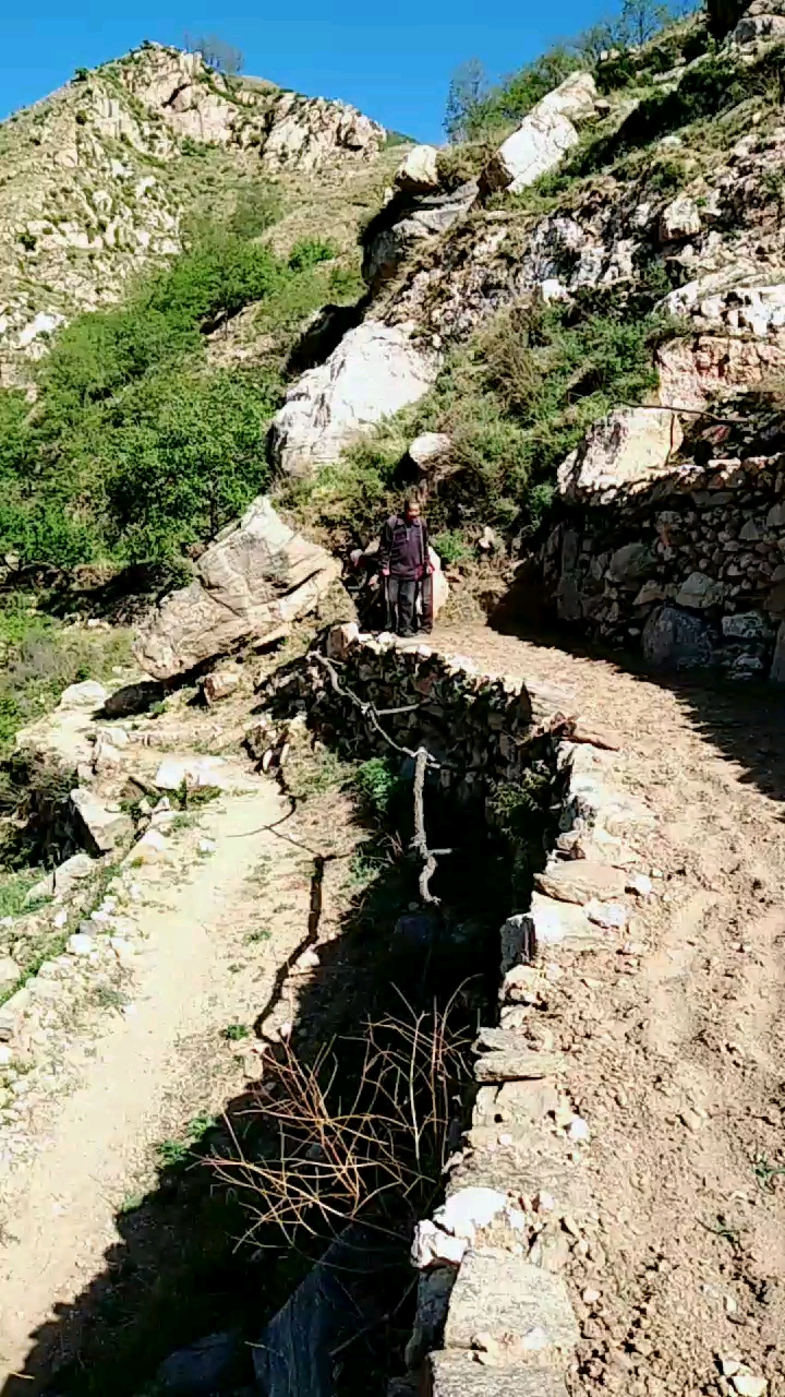 都七十多岁的人了,年轻的都出去打工了.一方土养一方人.