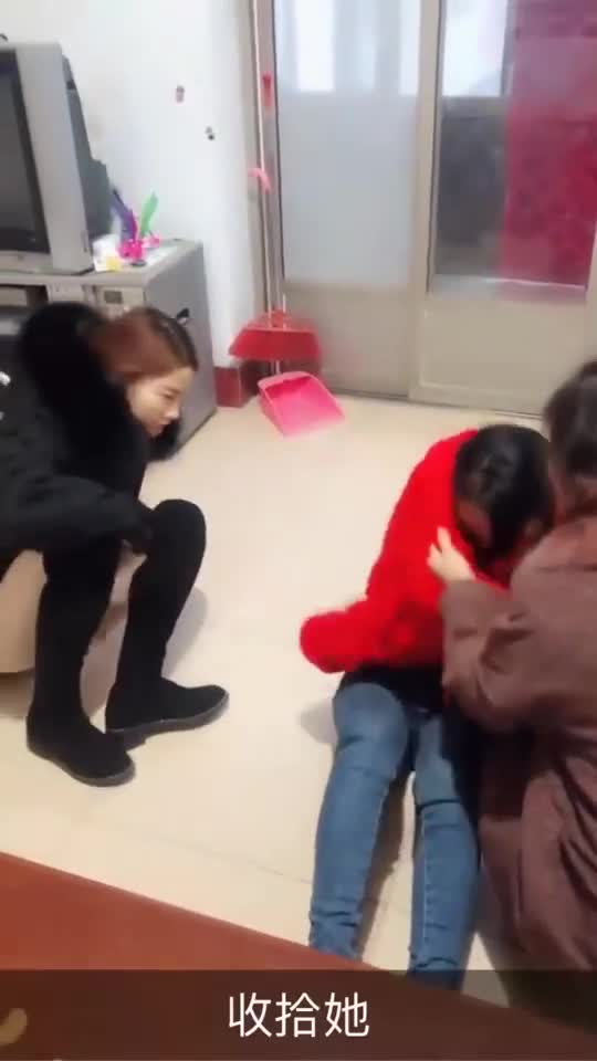 后妈在家殴打女孩女孩还了下手不料后妈做出让人气愤的举动