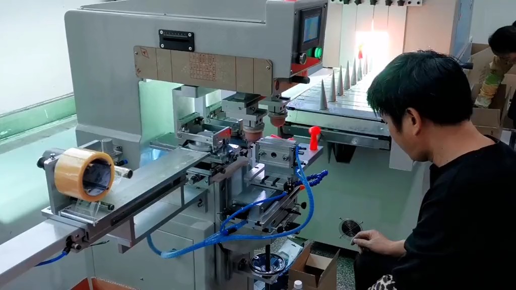 移印机#徐州市丝印机厂家,双色穿梭油盅移印机-度小视