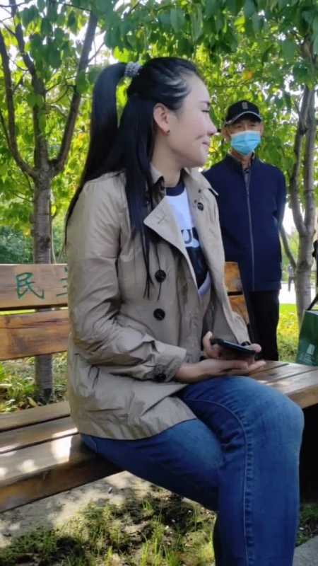 一对小酒窝一双大眼睛红格子丹丹大美女喜欢的点个赞