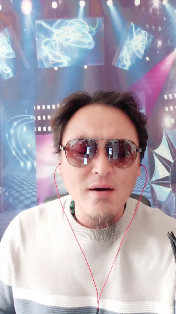 你是我们,心中的大英雄,他的名字叫高阿峰,撕心裂肺的哭喊,只想把沉睡