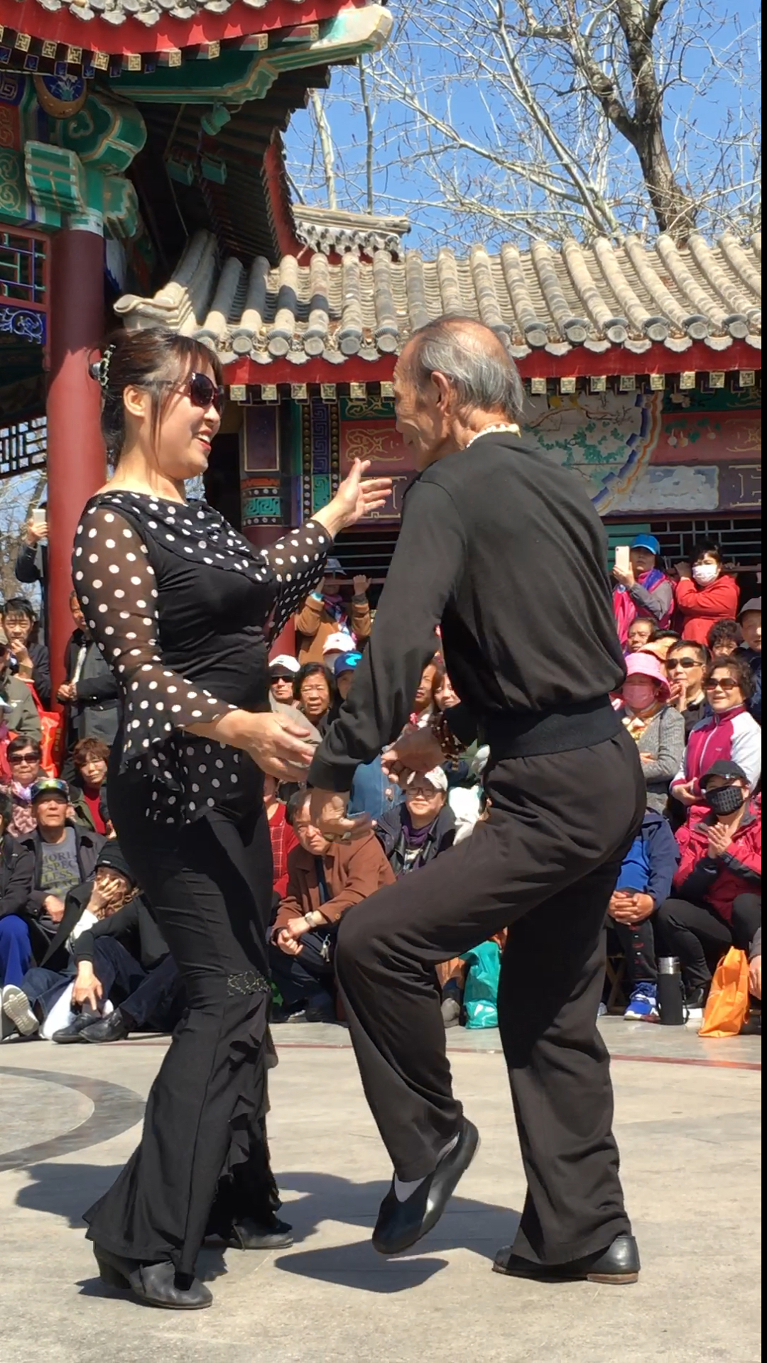 80岁网红张大爷和于老师共舞,太美了!