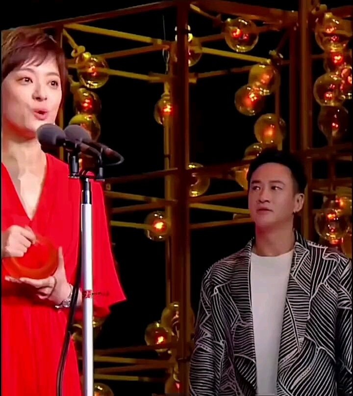 何润东为孙俪颁奖,多年之后再相见,何润东还是那个爱笑的大男孩,虽然