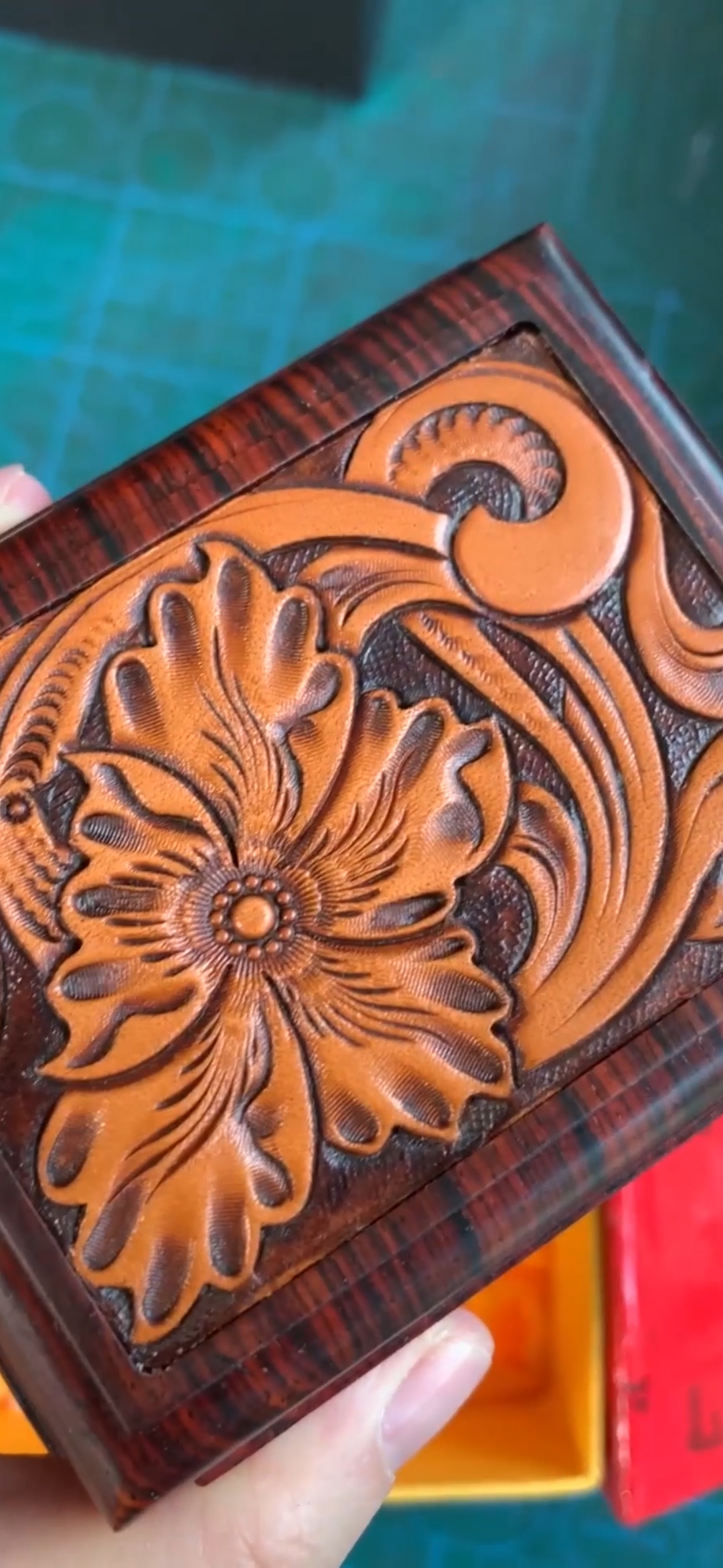 皮艺奇人匠心#手工皮雕茶叶罐,图案太精致太美了!