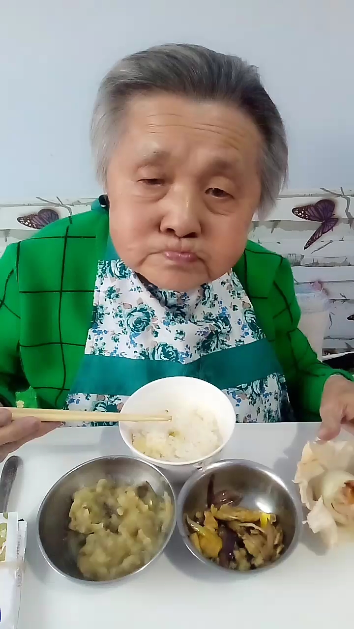 关注我关注全民小视频我们95岁的老奶奶吃饭了吃的多香