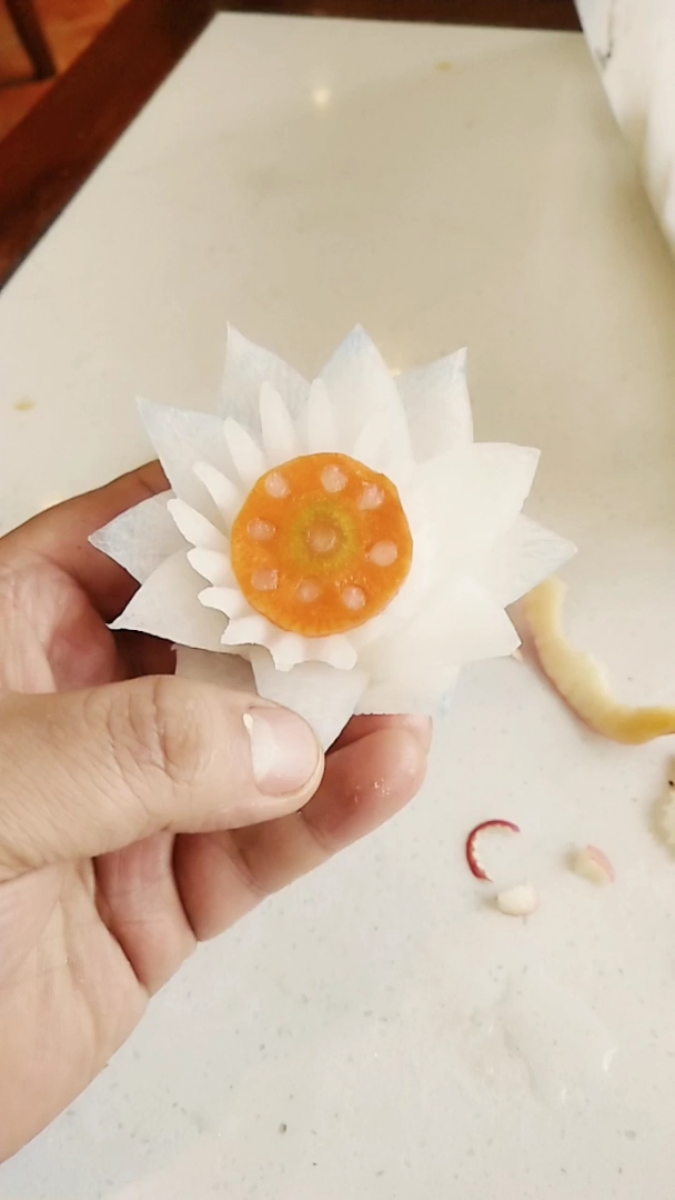 优秀如我#白萝卜,胡萝卜,雕刻莲花,雕的不好经供参考.