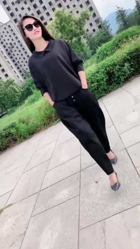 大姐身穿黑色服装,甜美俏皮