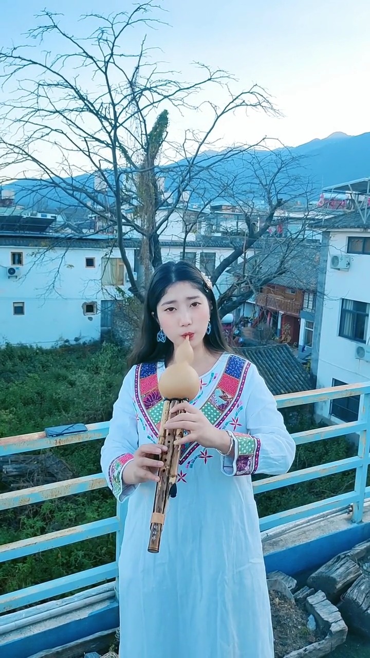 迷惑行为大赏#素颜美女葫芦丝深情吹奏《痴情冢》,眼里柔情都是你,爱