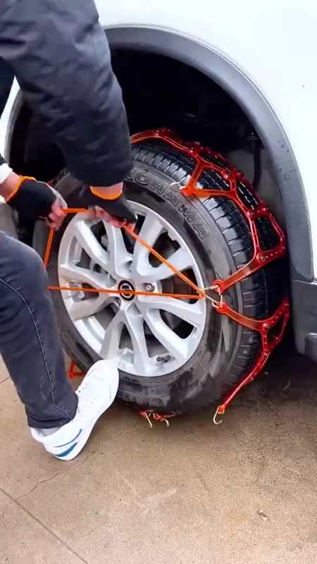 奇闻趣事抢先看#冬季来临,给爱车轮胎装一款防滑链,安装简单,效果不