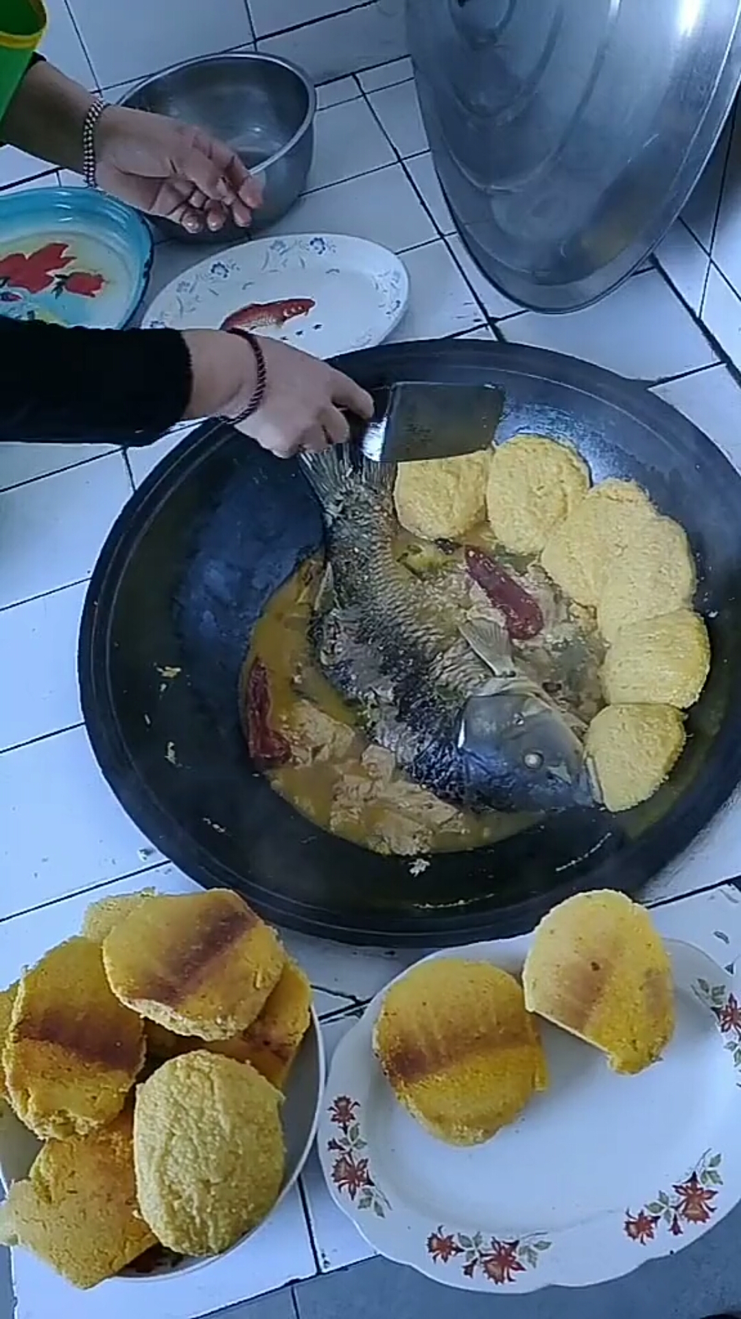 大铁锅炖鲤鱼呼大饼子