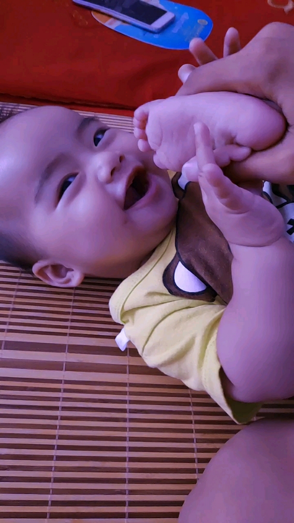 吃脚趾头还这么开心