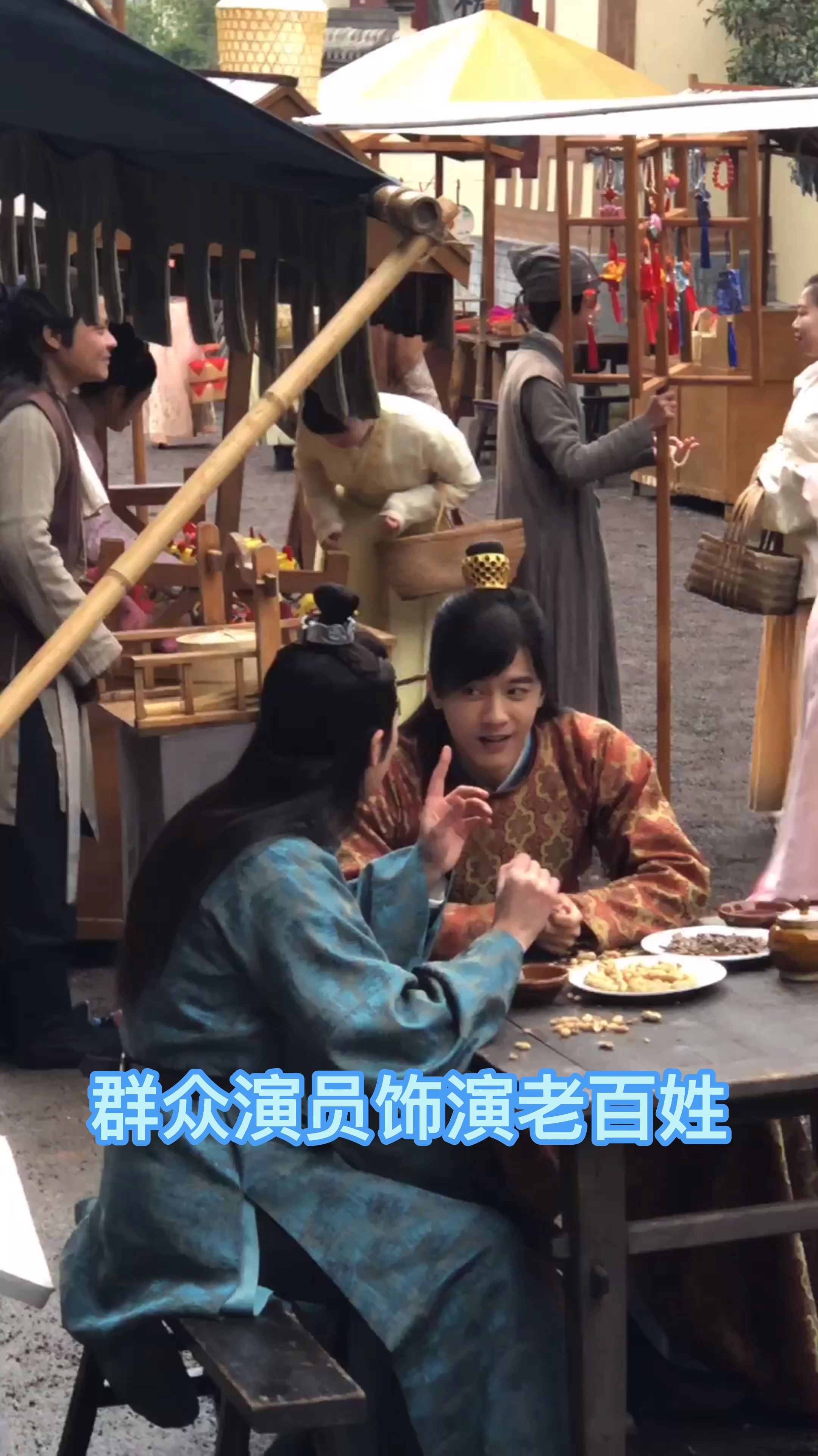 古装剧拍戏现场,群众演员饰演老百姓,认识这位演员吗?