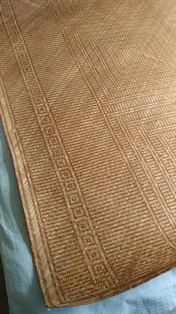 纯手工编制的竹凉席,从选材,破篾,设计花型编制,到最后整形修饰,确实