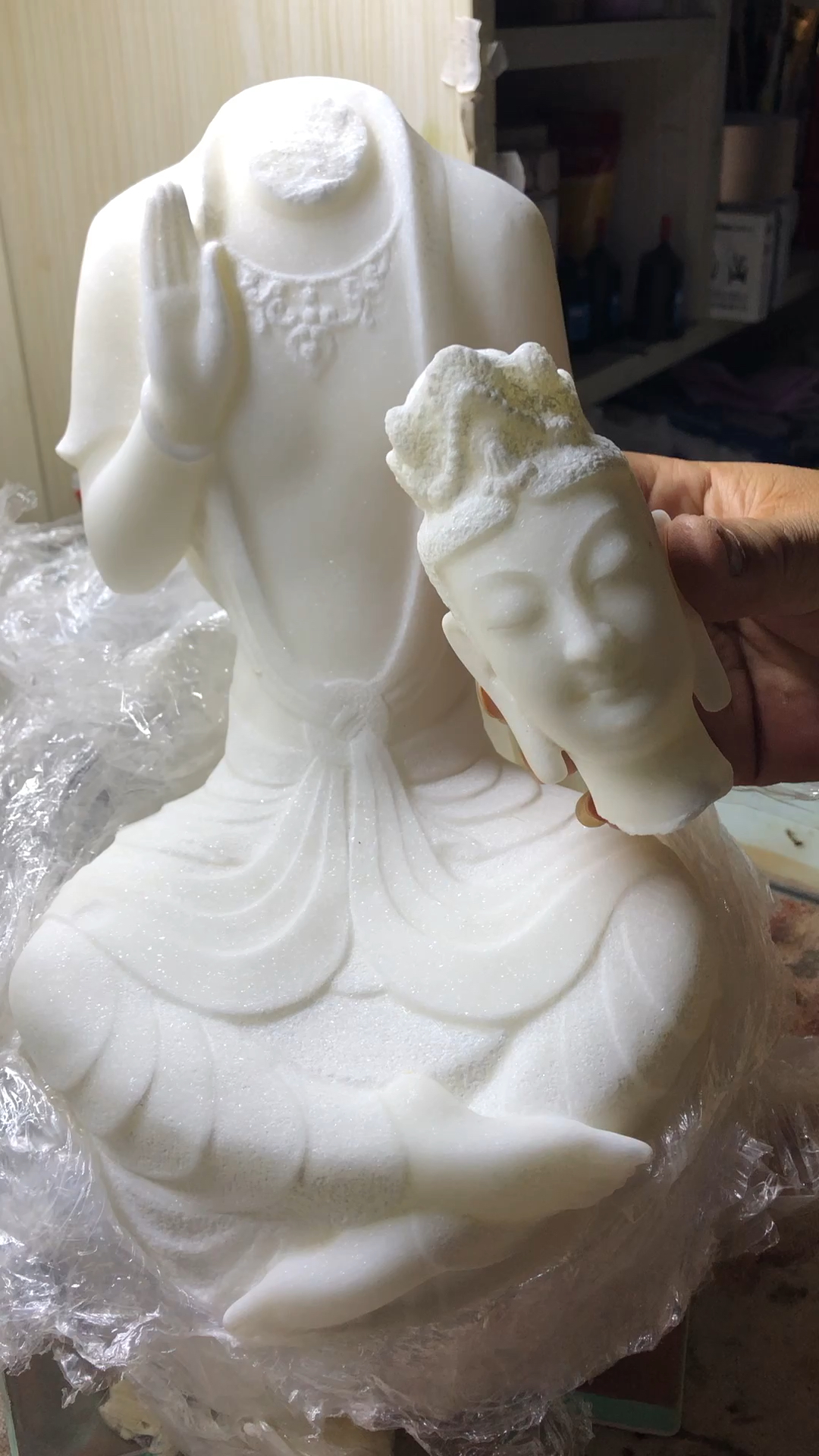 准备为佛像修复颈部