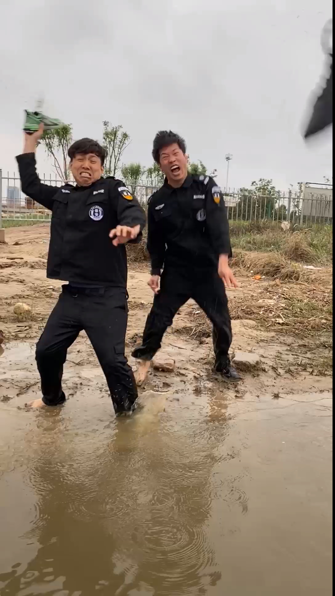 保安兄弟勇擒小偷!哈哈