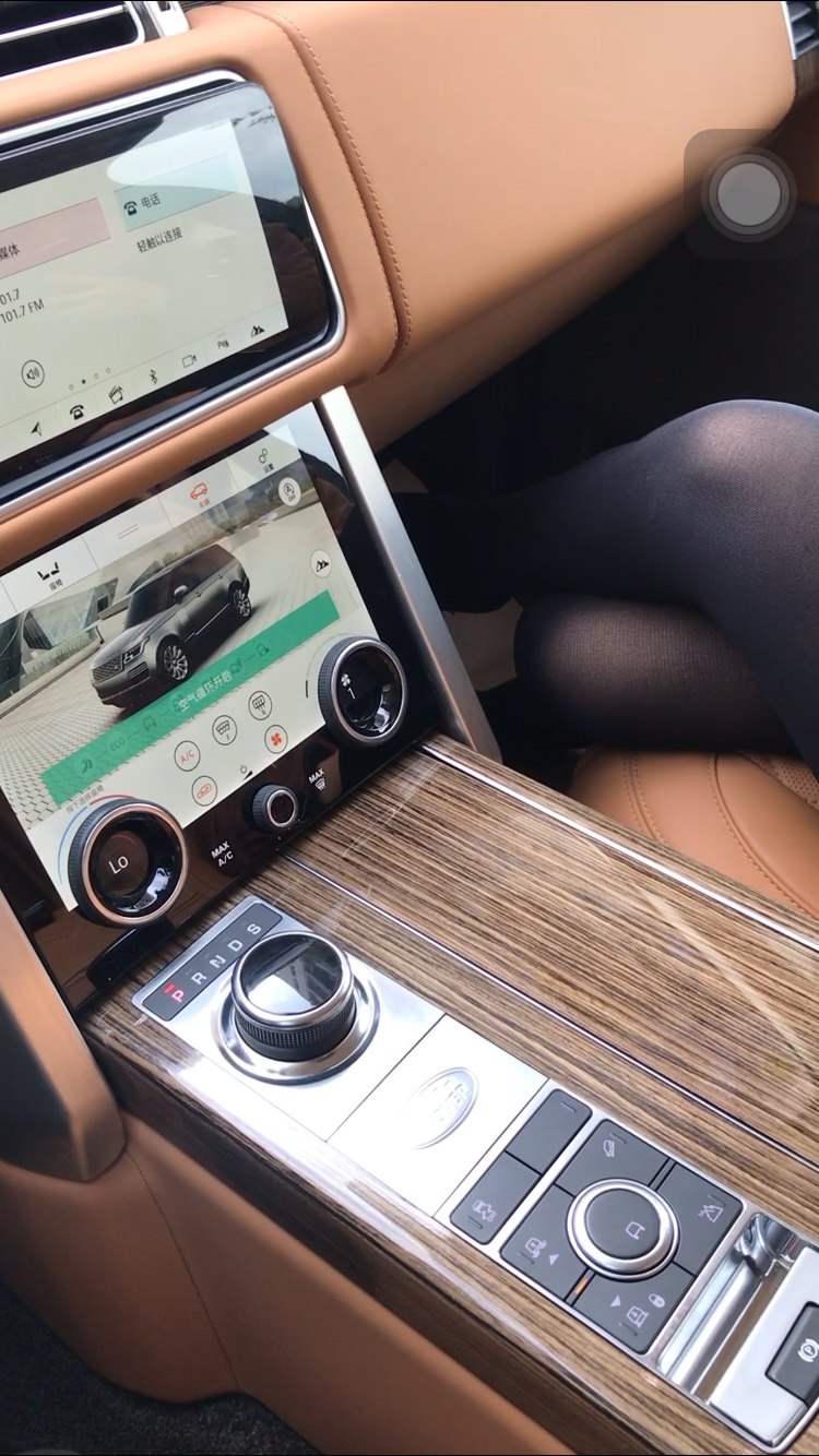 开着豪车,副驾驶有人,还是不开心,因为我就是个司机