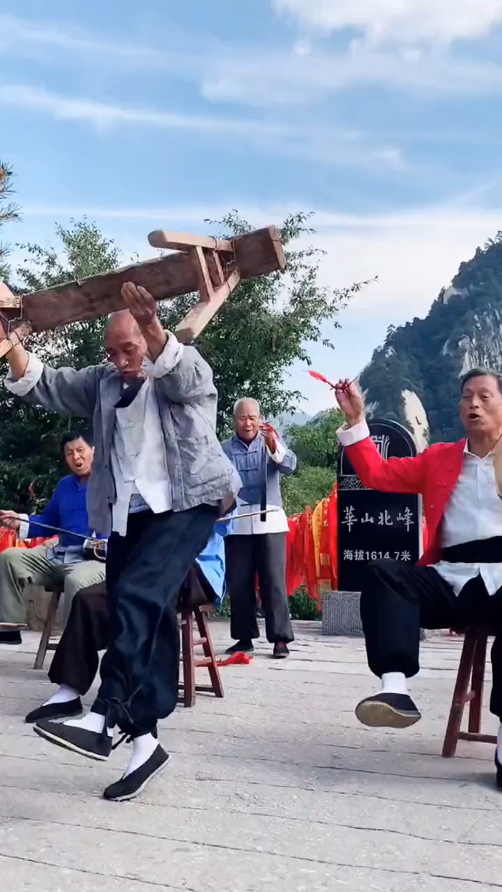 陕西华山北峰,大爷们表演华阴老腔,高峰时刻砸凳子没想到传统文化