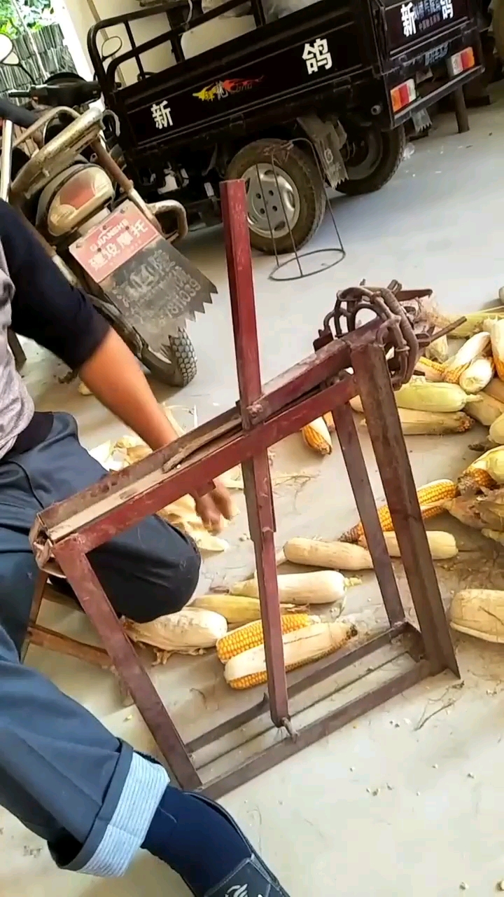牛人自制玉米剥皮机!不伤手又快捷!-度小视