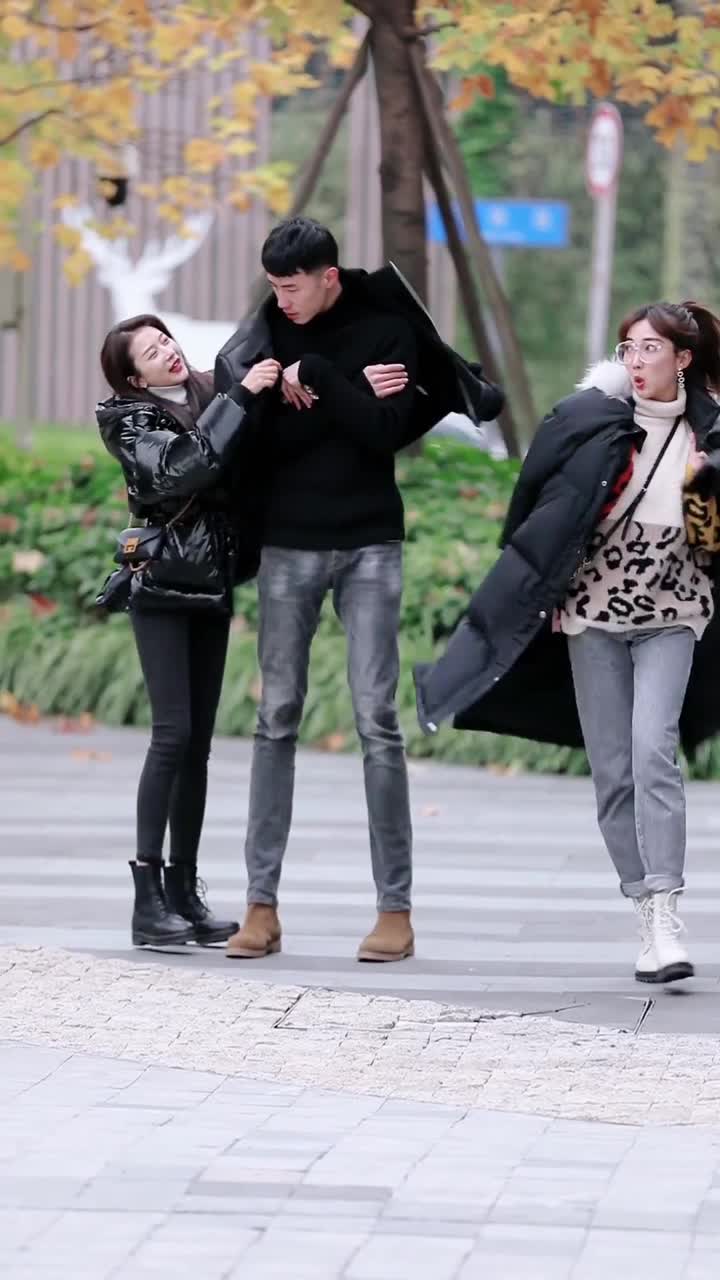 小姐姐本来想给小哥哥披外套结果女朋友来了,你们有没有经历过类似的