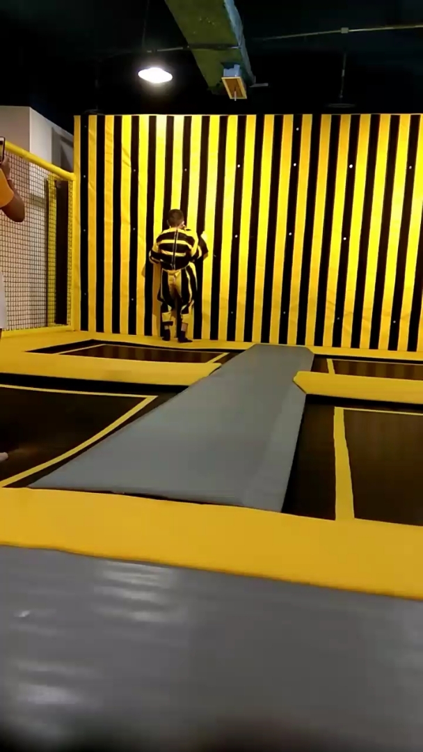 家有萌娃#蜘蛛墙:万达广场太多好玩的,带上小朋友试试这种新的酷玩吧 