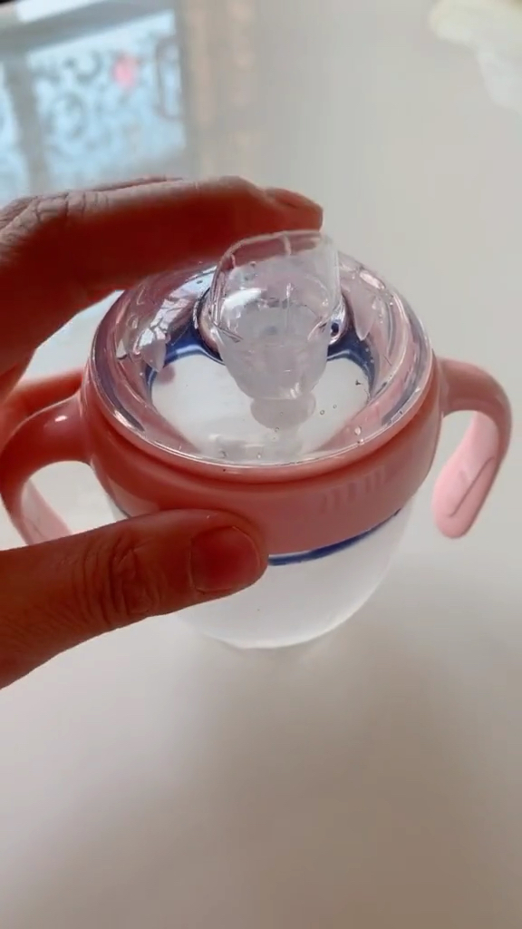 体检医生建议,六个月以上宝宝要用鸭嘴杯喝水,长期奶瓶喝水会导致宝宝