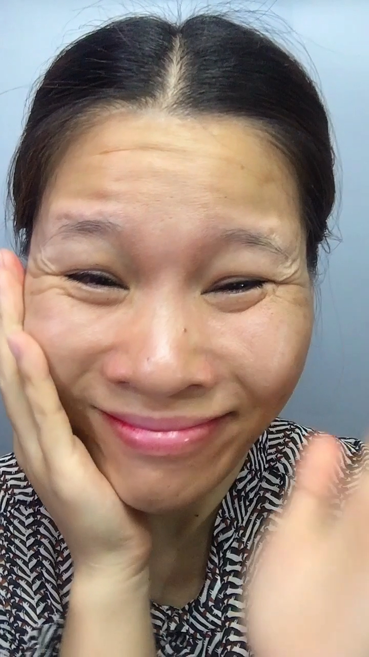 50岁大妈妆后如此妖娆!