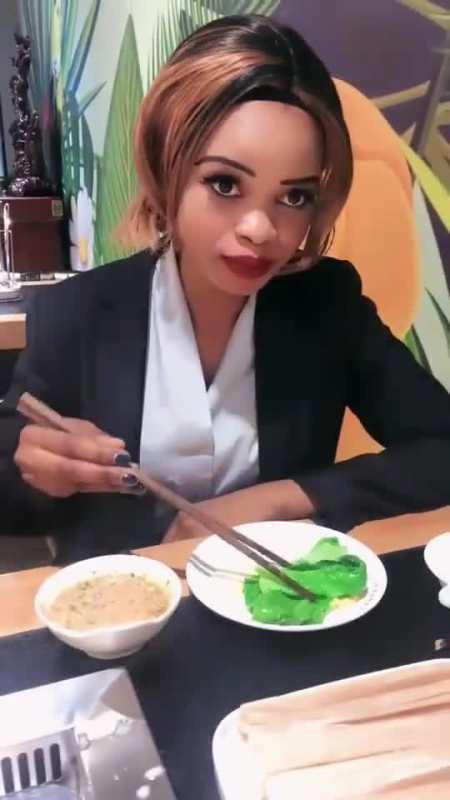 非洲人第一次吃火锅,这应该是我见过吃相最优雅的了