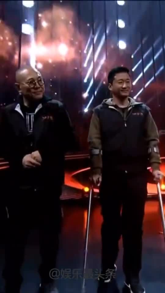 吴京和师兄李连杰同时出席,因为拍戏成为三级残疾拄着拐杖走路!