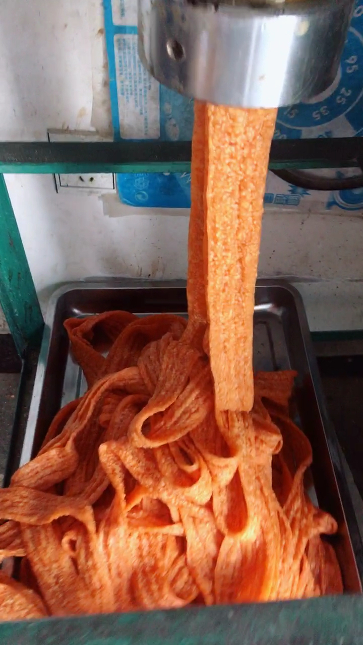 辣条加工中