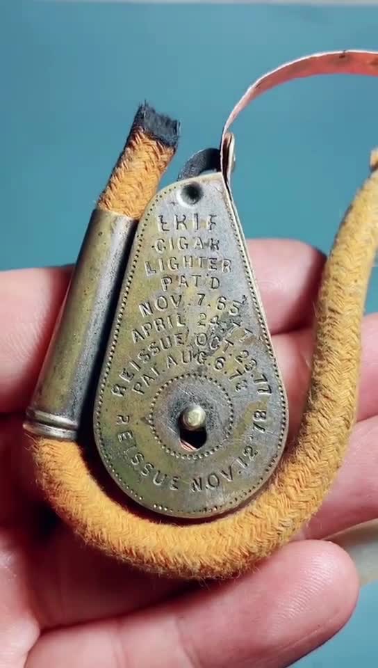 100年前老式火绒打火机点多了烟自然戒了-度小视