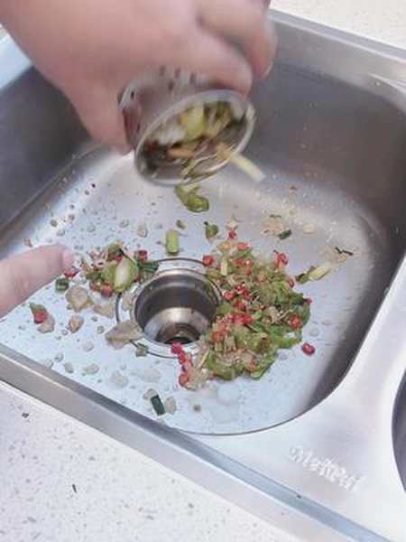 剩饭剩菜直接倒水槽,很不卫生也不好清理,用这款三角沥水架,一次性