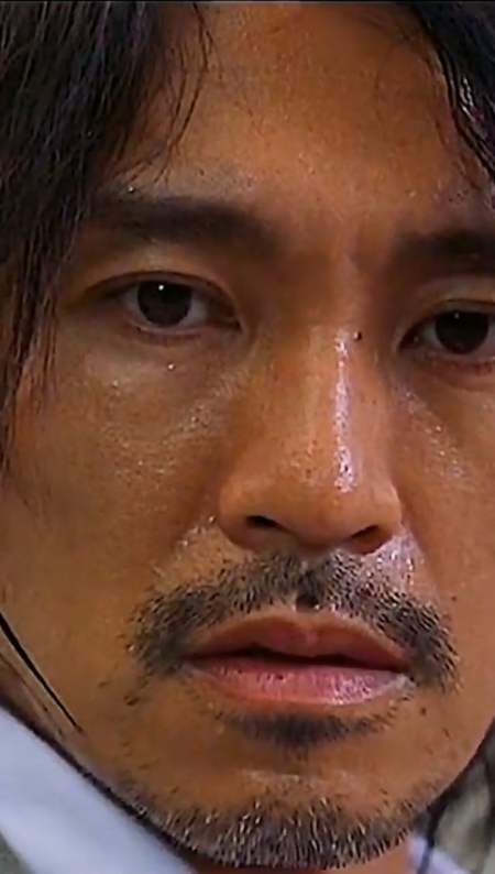 这种似笑非笑的无奈的的表情没几个人能做到吧?