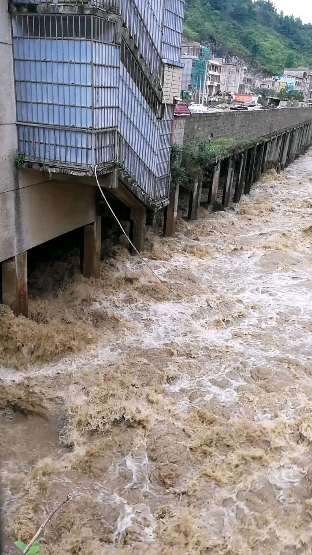 端午#近日贵州连降暴雨,洪水中坚强的房屋基础
