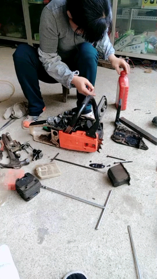 修理油锯换缸一定要摸点机油