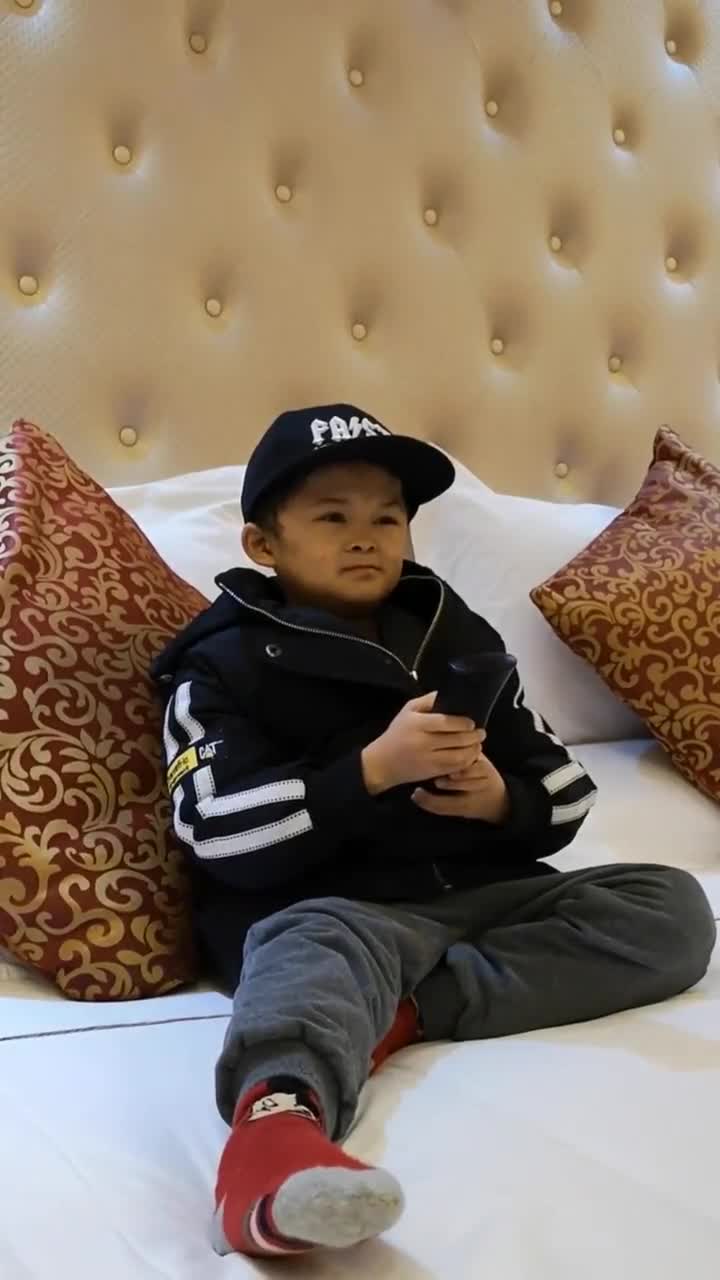 小马云厉害了,住在别墅里看电视被曝光,网友:会用遥控器么