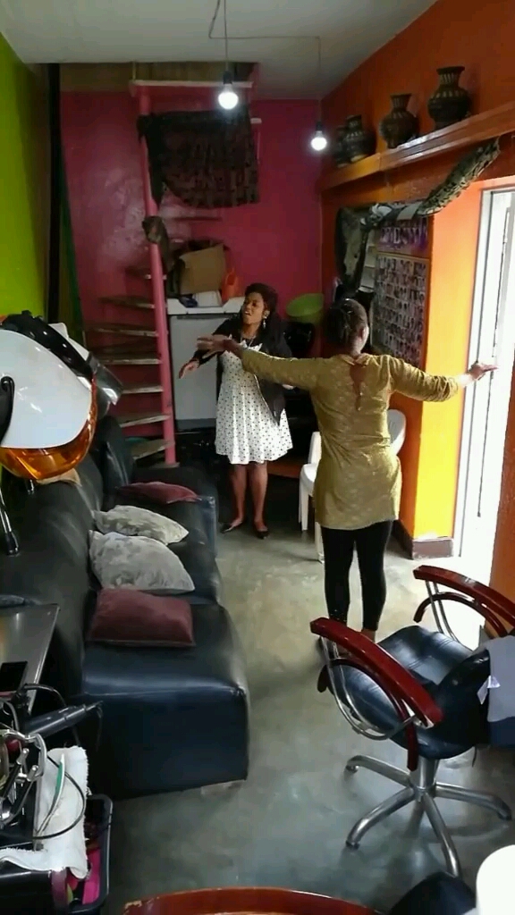 理发店老板娘跳的太投入了,跳的还真不错