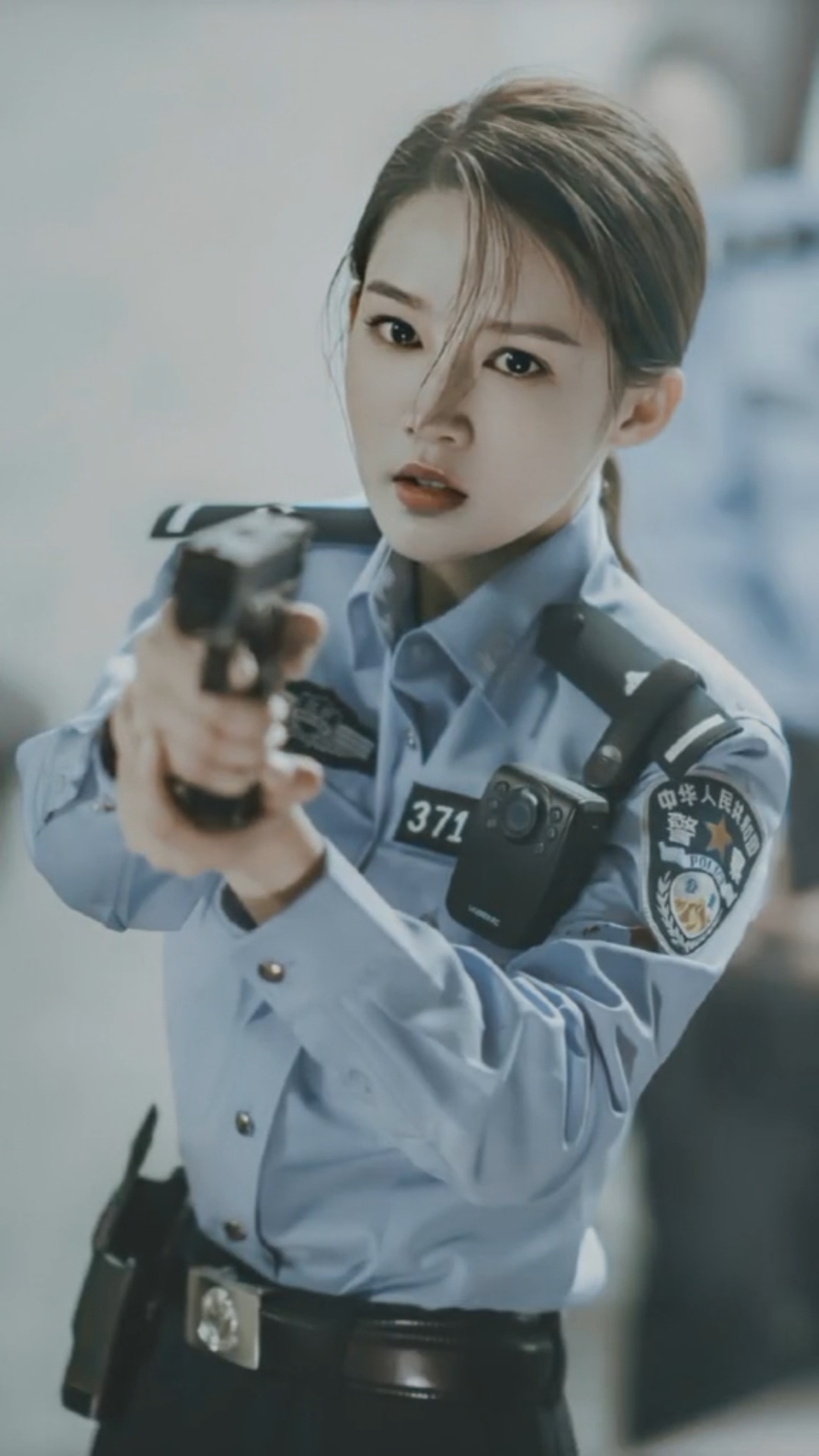 李沁#李沁最美表演,第二支短片《第一槍》上線,身著警服英姿颯爽!