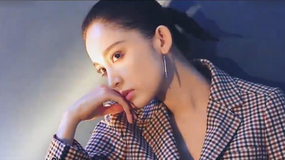 龚俊#古力娜扎低丸子头配西装,黑粉撞色青春十足,白领穿搭模板