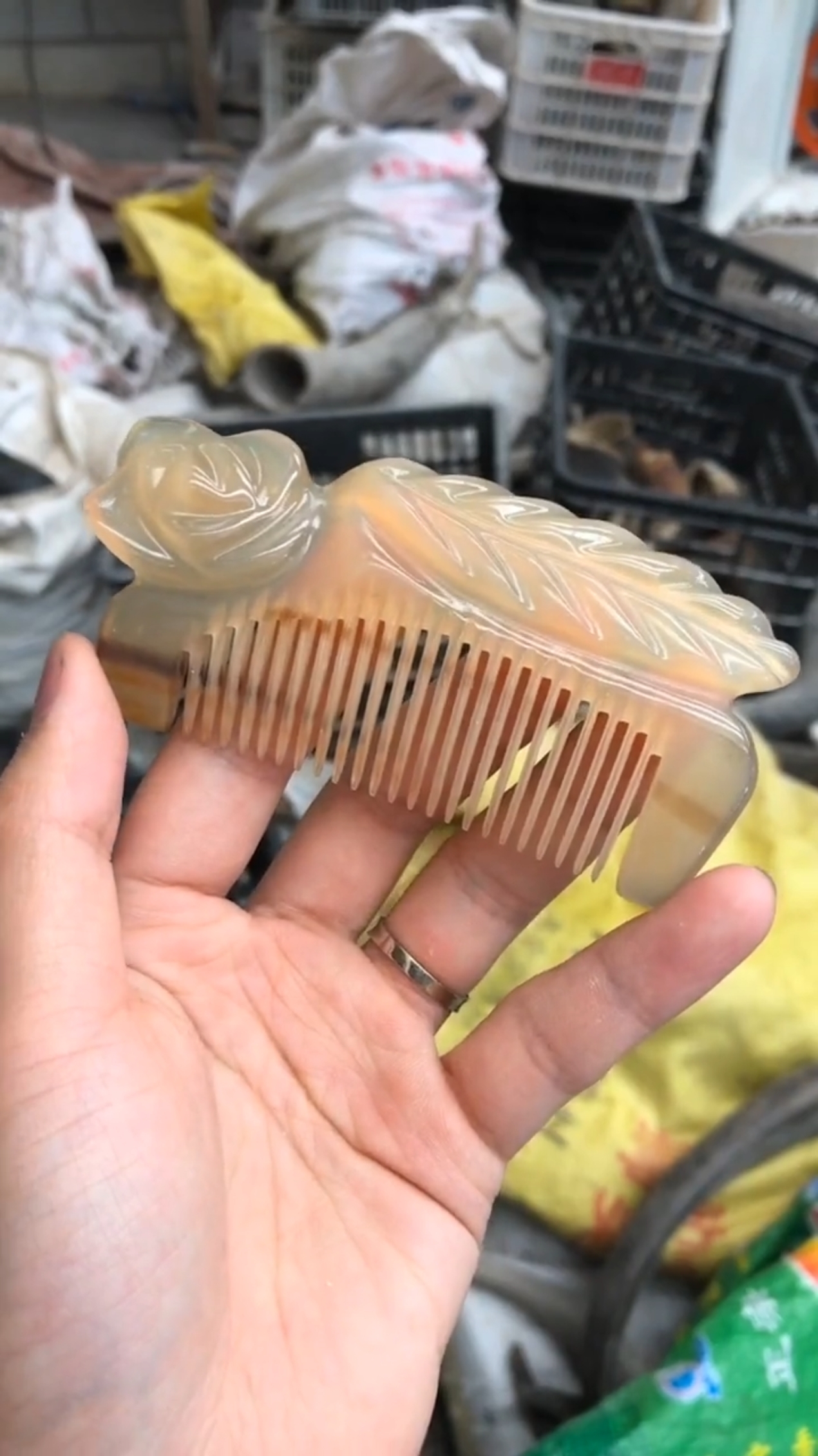 这么漂亮的梳子原来是用角做成的,真是太了!