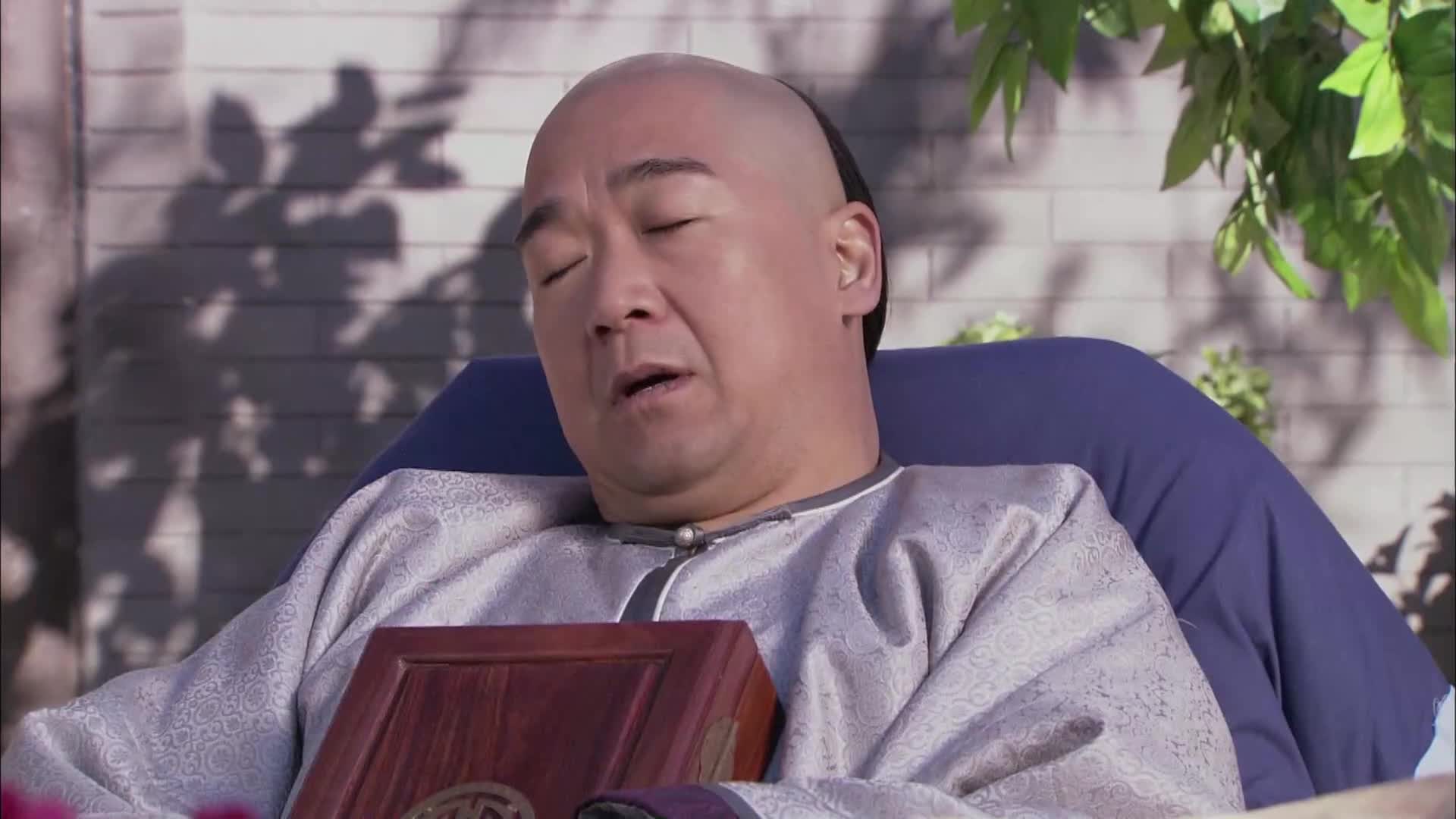 铁齿铜牙纪晓岚:和珅用扇子扇手,不料却遇见小月,竟把扇子撕了05