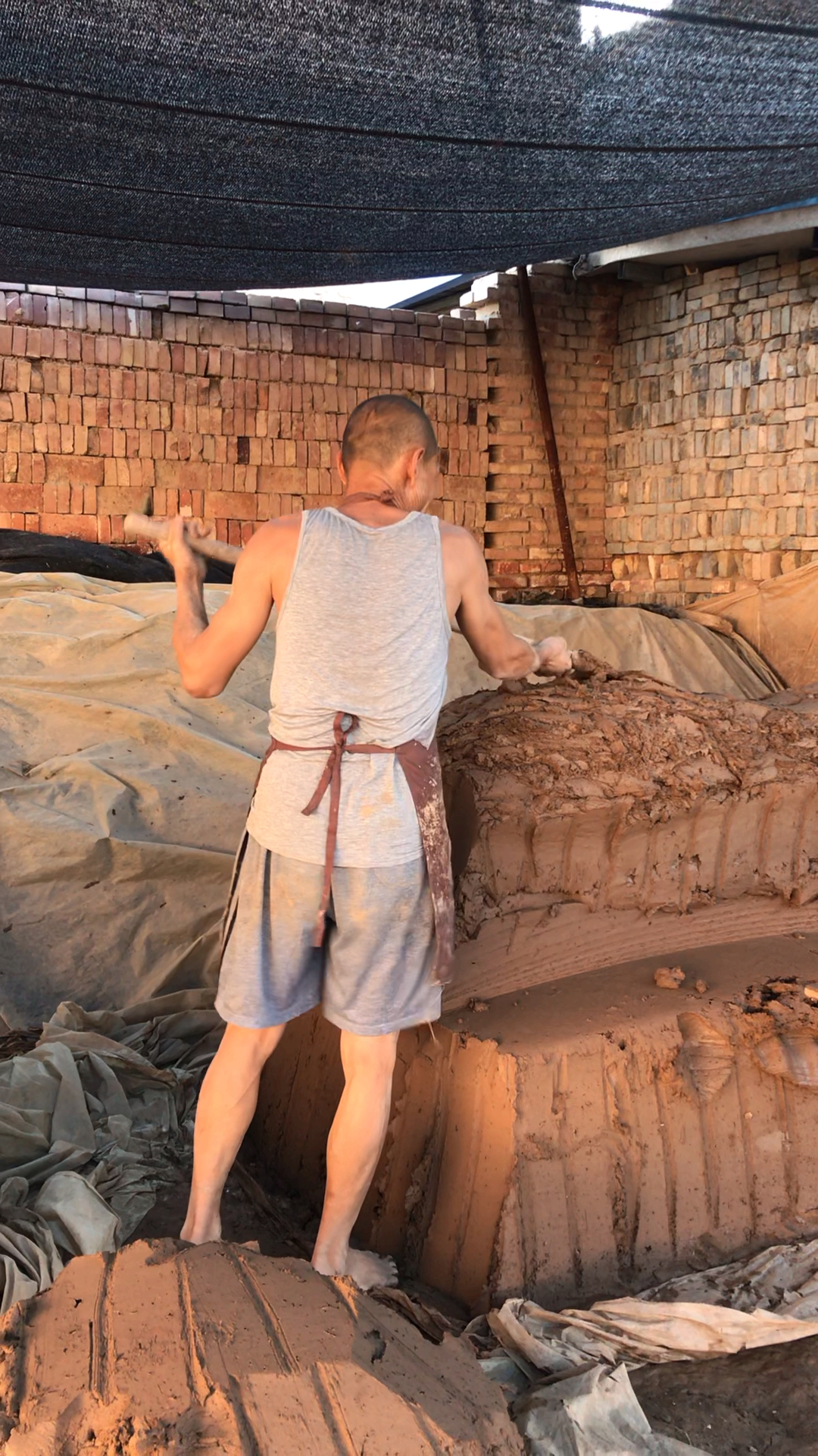 泥瓦匠,作为一代人的记忆,还在艰苦的做着这种古老的传承.