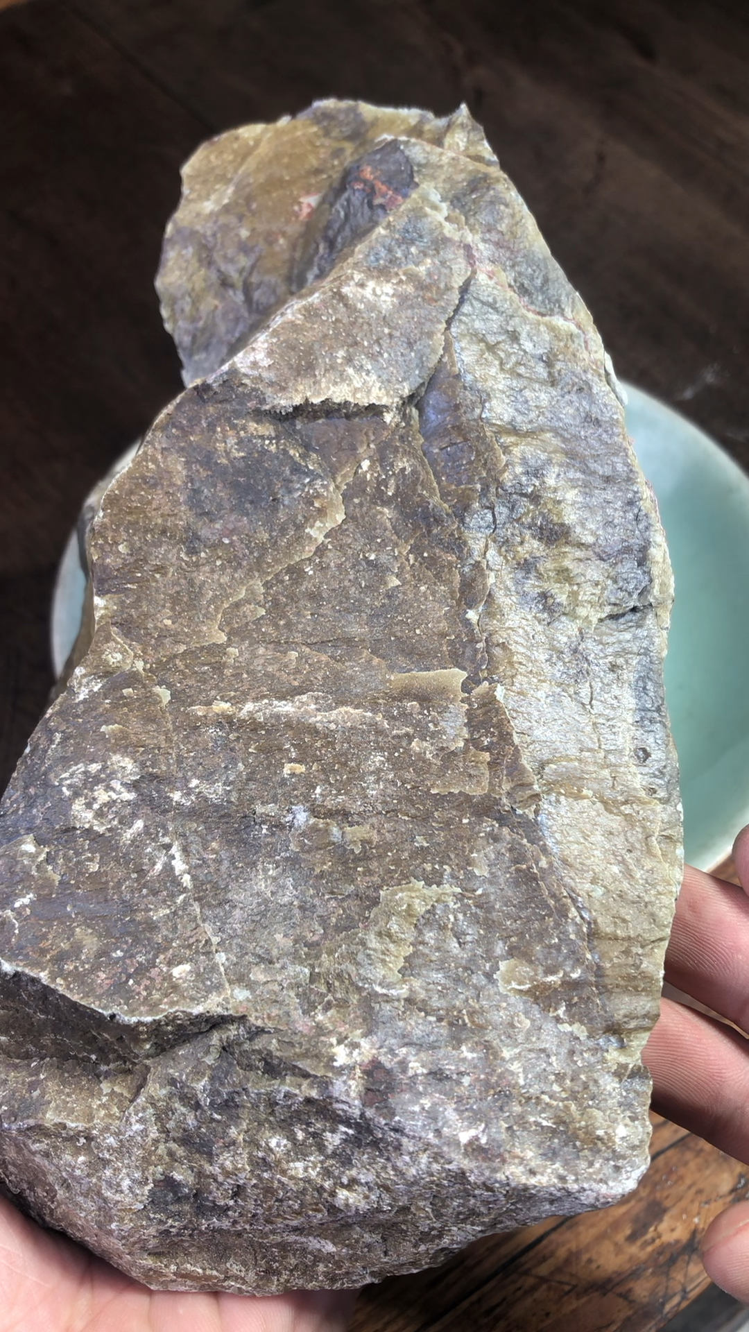 黄龙山段泥断面展示,给人一种油润之感.