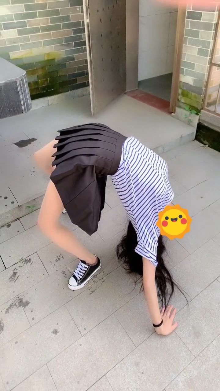 小姐姐厕所门口下腰