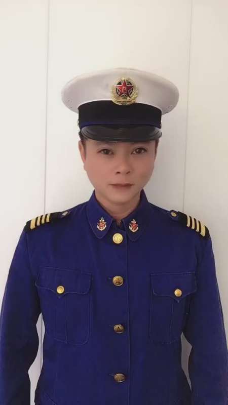 我是那样深深的爱着你我的老军装时隔二十几年军装的风纪扣已经坏了