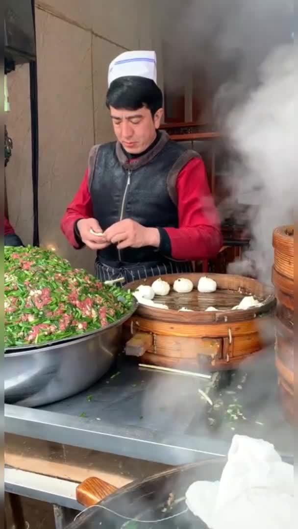 这韭菜羊肉馅包子二元一个便宜还好吃